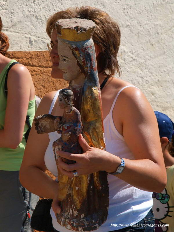 LA VIRGEN EN BRAZOS DE LA GENTE DE ESPUÉNDOLAS